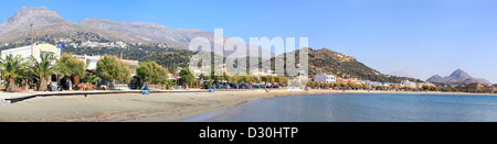 Una vista panoramica della spiaggia di Plakias sulla costa sud di Creta e dalle montagne circostanti. Foto Stock