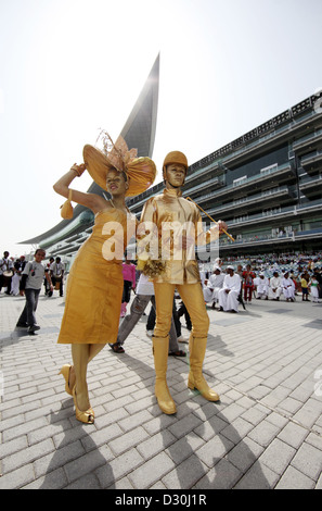 Dubai, Emirati arabi uniti, donne e uomini vestiti in oro Foto Stock