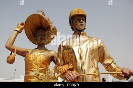 Dubai, Emirati arabi uniti, donne e uomini vestiti in oro a gare Foto Stock