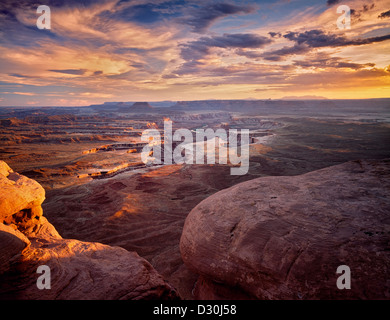 Sun spiata attraverso nuvole temporalesche a verde si affacciano sul fiume. Il Parco Nazionale di Canyonlands. Utah. Foto Stock