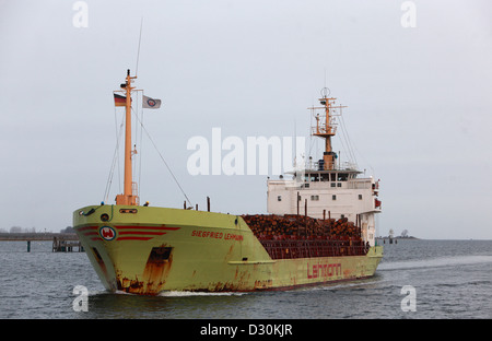 Wismar, Germania, caricato con Holzstaemmen nave da carico nel Mar Baltico Foto Stock