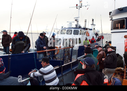 Wismar, Germania, gli uomini a bordo delle navi da pesca in porto Foto Stock