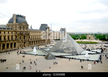 Cortile d'ingresso del museo del Louvre a Parigi Francia. Foto Stock