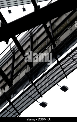 Dettaglio della segnaletica Affissioni con cielo bianco. Foto Stock