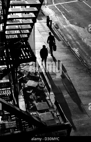 Mattina commutare su West 23rd Street a New York City visto dalla linea alta. Foto Stock