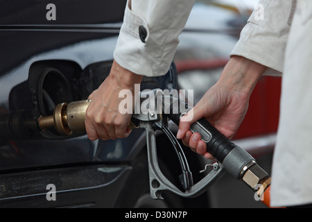 Berlino, Germania, le mani di un automobilista quando si effettua il rifornimento di carburante gas Foto Stock
