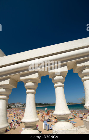 Balaustra sopra SPIAGGIA DI EL SARDINERO SANTANDER Cantabria Spagna Foto Stock