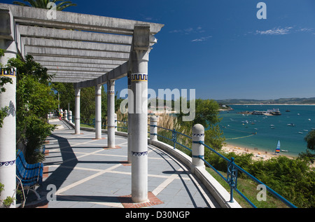 Pergole PROMENADE sopra la Spiaggia di Magdalena Baia di Santander Cantabria Spagna Foto Stock