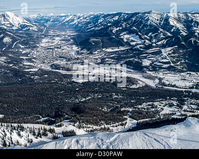 Città di Fernie, BC, come si vede dalla sommità del picco polare seggiovia a Fernie Alpine Resort in British Columbia, Canada Foto Stock