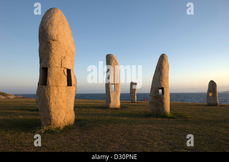 MENHIRES POLA PAZ pietre permanente monumento (©MANOLO PAZ 2001) PASEO DOS MENHIRES Sculpture Park di LA CORUNA Galizia Spagna Foto Stock