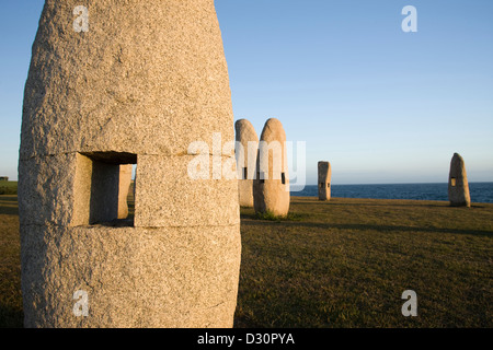 MENHIRES POLA PAZ pietre permanente monumento (©MANOLO PAZ 2001) PASEO DOS MENHIRES Sculpture Park di LA CORUNA Galizia Spagna Foto Stock