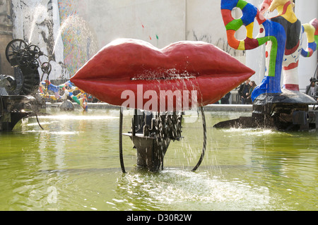 Questo enorme paio di labbra rosse chiamato L'Amour da artisti Jean Tinguely e Niki de Saint Phalle, è parte della Fontana Stravinsky a Parigi, Francia. Foto Stock