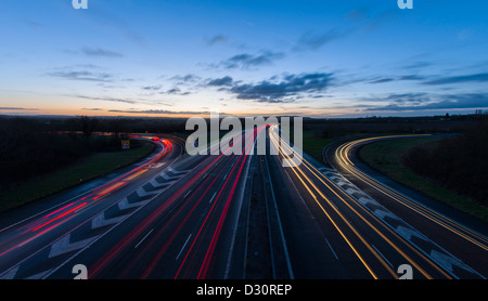 Ora di punta sull'autostrada M40 incrocio 12 a Gaydon dal B4451 nelle Midlands a sunrise, Warwickshire, Inghilterra, Regno Unito Foto Stock