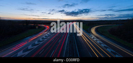 Ora di punta sull'autostrada M40 incrocio 12 a Gaydon dal B4451 nelle Midlands a sunrise, Warwickshire, Inghilterra, Regno Unito Foto Stock