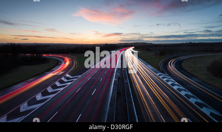 Ora di punta sull'autostrada M40 incrocio 12 a Gaydon dal B4451 nelle Midlands a sunrise, Warwickshire, Inghilterra, Regno Unito Foto Stock