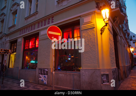 Il leggendario bar Chapeau Rouge città vecchia Praga Repubblica Ceca Europa Foto Stock