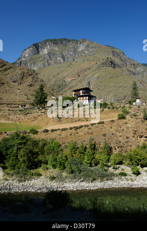 Tempio del Bhutan, Tachog Lhakhang, da un fiume di montagna in distanza,36MPX,Hi-res Foto Stock