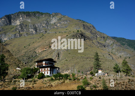 Tempio del Bhutan, Tachog Lhakhang, con montagna in distanza,36MPX,Hi-res Foto Stock