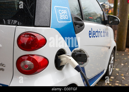 Car sharing car2go auto elettrica della carica in un posto di parcheggio in Vancouver BC Canada Foto Stock