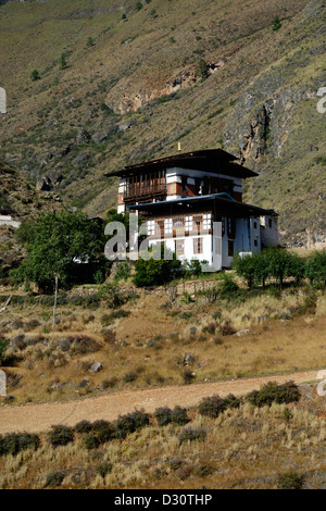 Tempio bhutanesi Tachog Lhakhang su una collina, In montagna himalayana, 36MPX,Hi-res Foto Stock