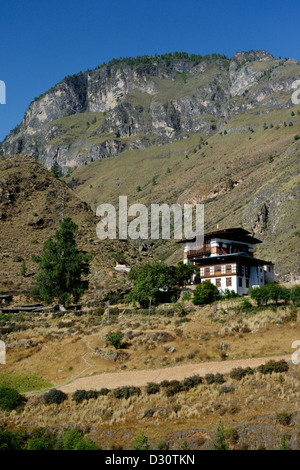 Tempio del Bhutan, Tachog Lhakhang, con montagna in distanza,36MPX,Hi-res Foto Stock