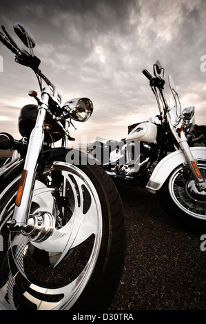Custom Harley Davidson Moto parcheggiate con cielo nuvoloso in background. Foto Stock