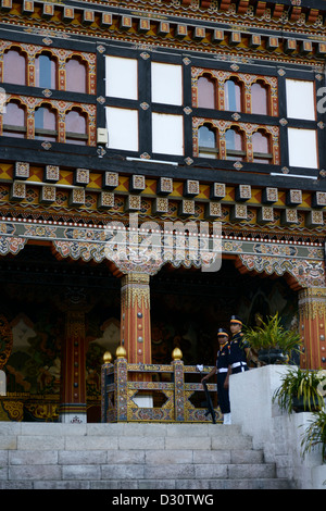 Guardie all'entrata di Trashi Chhoe Dzong o Trashi chodzong,fortezza. Ora parte del governo centrale.,36MPX Foto Stock