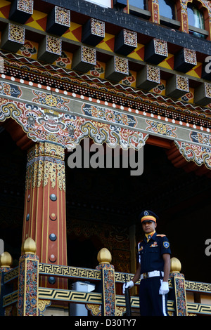 Guardie all'entrata di Trashi Chhoe Dzong o Trashi chodzong,ex fortezza. Ora parte del governo centrale.,36MPX Foto Stock