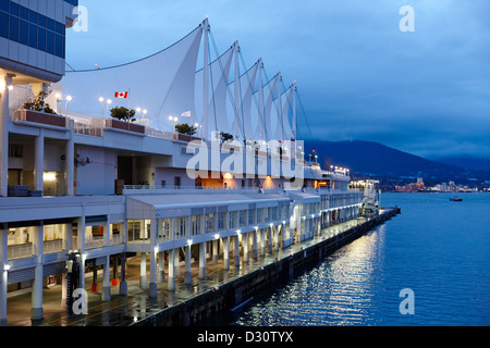 Canada Place Cruise Terminal vancouver al crepuscolo BC Canada Foto Stock
