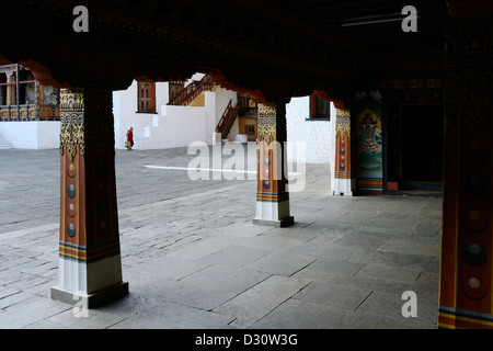 Monaco passeggiate attraverso il cortile a Tashi Dzong chodzong,fortezza della gloriosa religione,Bhutan,36MPX Foto Stock