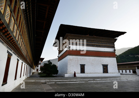 Monaco passeggiate attraverso il cortile a Tashi Dzong chodzong,fortezza della gloriosa religione,Bhutan,36MPX Foto Stock