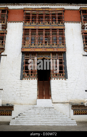 I dettagli architettonici, entrata in cortile a Tashi Dzong chodzong,fortezza della gloriosa religione,Bhutan,36MPX Foto Stock