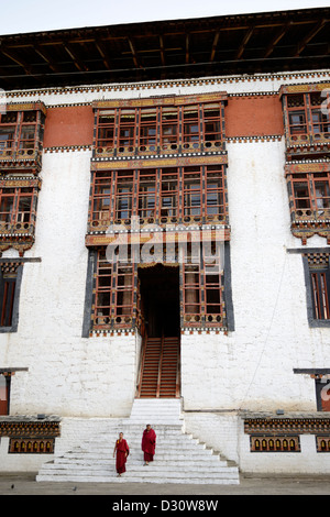 I dettagli architettonici, i monaci nel cortile a Tashi Dzong chodzong,fortezza della gloriosa religione,Bhutan,36MPX Foto Stock
