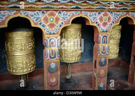 Ruote della preghiera nel cortile a Tashi Dzong chodzong,fortezza della gloriosa religione,Bhutan,36MPX Foto Stock