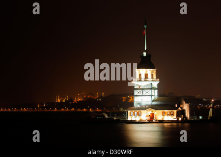 ISTANBUL TURCHIA - Maiden la torre illuminata di notte con minareti di Hagia Sophia e la Moschea Blu, Uskudar, lo stretto del Bosforo Foto Stock