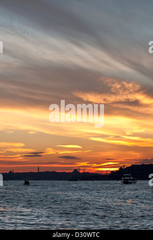 ISTANBUL TURCHIA - quartiere Eminonu, Moschea Suleymaniye Beyazit tower e Hagia Sophia visto al tramonto dalla lo stretto del Bosforo Foto Stock