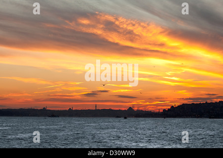 ISTANBUL TURCHIA - quartiere Eminonu, Moschea Suleymaniye Beyazit tower e Hagia Sophia visto al tramonto dalla lo stretto del Bosforo Foto Stock