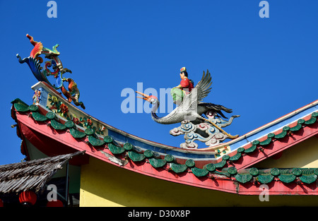 Decorazione colorata sulla sommità del tetto. Kuching, Sarawak, Borneo Malese. Foto Stock