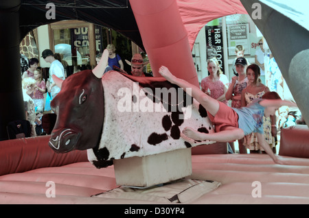 Ragazzo cade fuori un toro meccanico. Tamworth Australia street festival 2013 Foto Stock