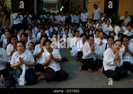 I cambogiani piangono la perdita del Re Norodom Sihanouk in Phnom Penh Cambogia il lunedì, Feb. 4th, 2013. Credito: Kraig Lieb Foto Stock