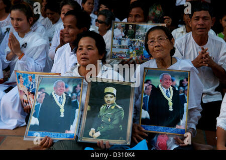 I cambogiani piangono la perdita del Re Norodom Sihanouk in Phnom Penh Cambogia il lunedì, Feb. 4th, 2013. Credito: Kraig Lieb Foto Stock