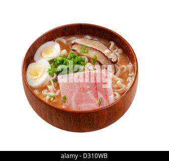 Deliziosa miso ramen. zuppa giapponese.isolati su sfondo bianco Foto Stock