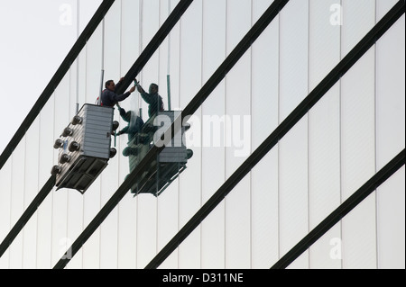 Dresden, Germania, detergente per vetri per pulire il vetro anteriore della fabbrica trasparente Foto Stock