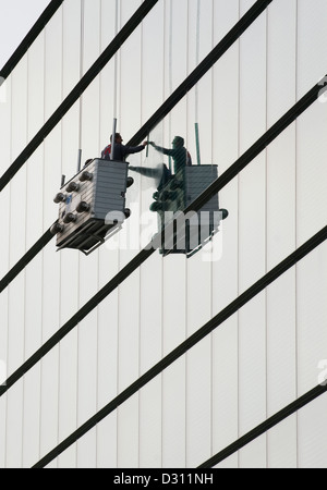 Dresden, Germania, detergente per vetri per pulire il vetro anteriore della fabbrica trasparente Foto Stock