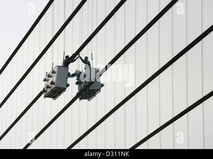 Dresden, Germania, detergente per vetri per pulire il vetro anteriore della fabbrica trasparente Foto Stock