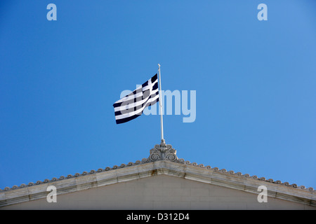 La bandiera greca sventola sul tetto del parlamento greco, Atene, Grecia. Foto Stock