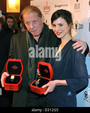 Attori tedeschi Ben Becker (L) e Aylin Tezel (R) mostrano il loro Askania Awards 2013 a Berlino, Germania, 05 febbraio 2013. Foto: Paolo Zinken Foto Stock