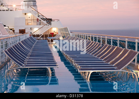 Spagna schierate, lettini prendisole sul ponte della MS Estate Costa Pacifica Foto Stock