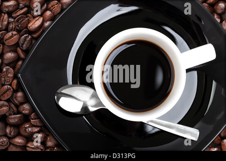 Tazza da caffè con cucchiaio in metallo e fagioli, vista dall'alto Foto Stock