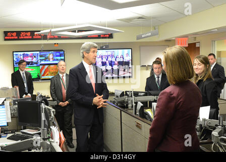 Il Segretario di Stato americano John Kerry tours il centro operativo presso il Dipartimento di Stato Febbraio 4, 2013 a Washington, DC. Foto Stock